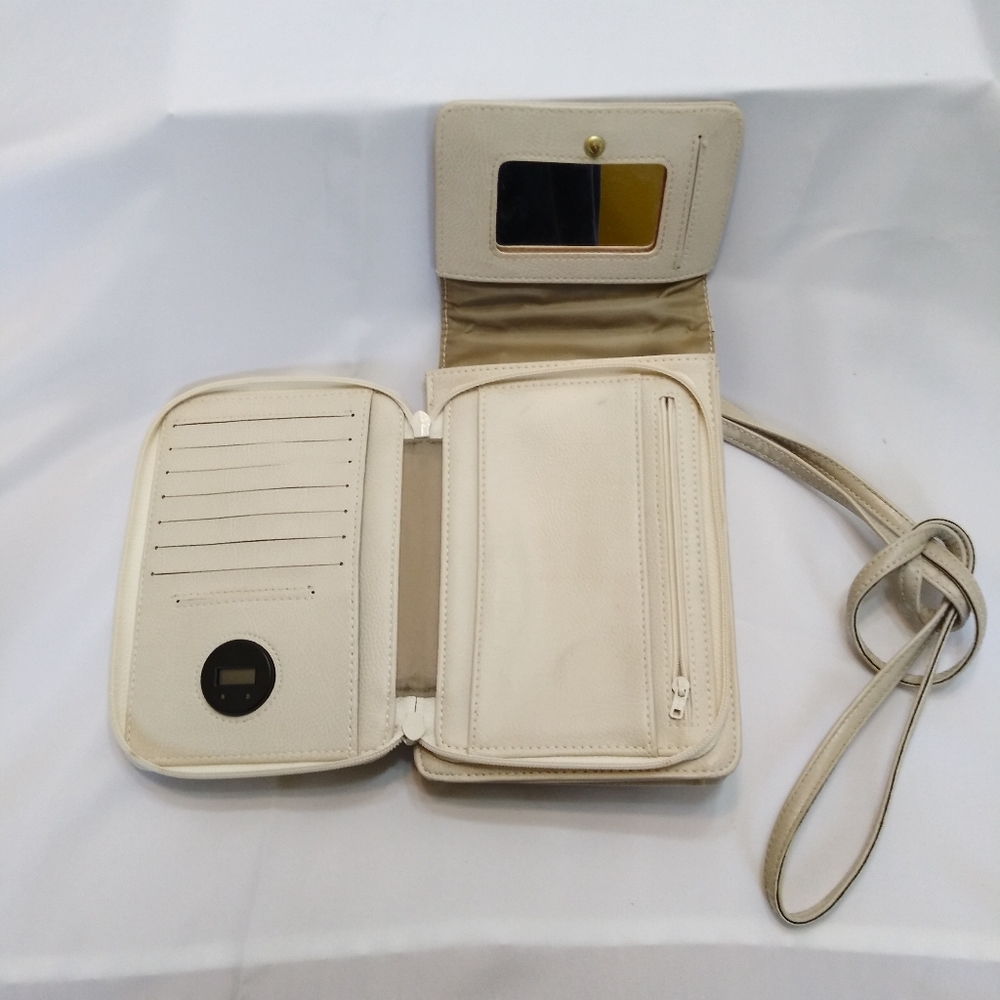 Liz Claiborne crossbody wallet - Picture 6 of 6